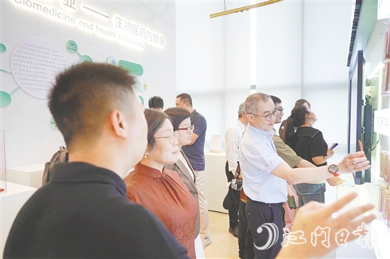 企业代表参观成果超市。