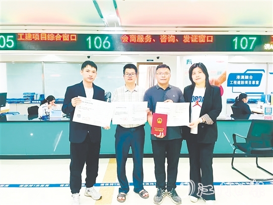 长河新型环保地面卷材生产项目实现同一天“四证齐发”。