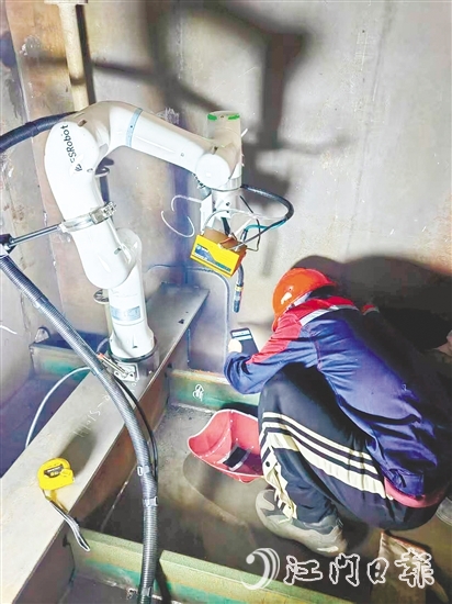 焊接机器人小巧轻便，接上电源，便可对着钢板开始焊接。