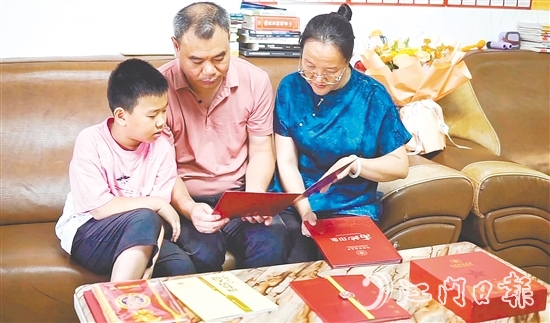 何宇曦被国防科技大学录取，他的家人非常欣慰。