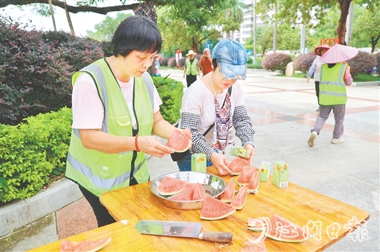 环卫工人收到西瓜和清凉饮料。 环卫工人收到西瓜和清凉饮料。