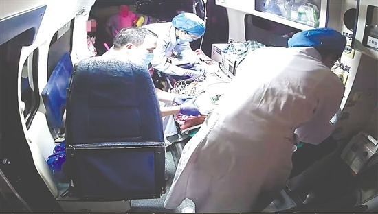 待患者生命体征稳定，医护人员将其转运至医院抢救。