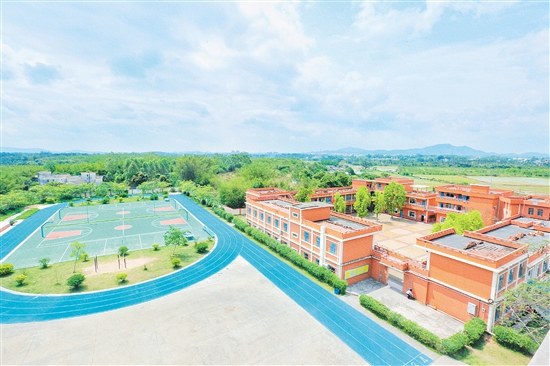 台山怡霖学校从最初的德星学堂到如今的现代化民办学校,见证了台山教育的发展历程。 台山怡霖学校从最初的德星学堂到如今的现代化民办学校,见证了台山教育的发展历程。