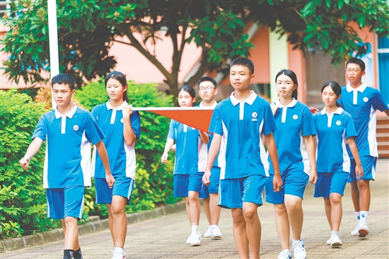 怡霖学校致力于培养学生拥有健全人格、社会责任感与家国情怀。 怡霖学校致力于培养学生拥有健全人格、社会责任感与家国情怀。