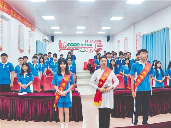 怡霖学校实行道德班长制度,推动班级开启自我管理新征程。 怡霖学校实行道德班长制度,推动班级开启自我管理新征程。