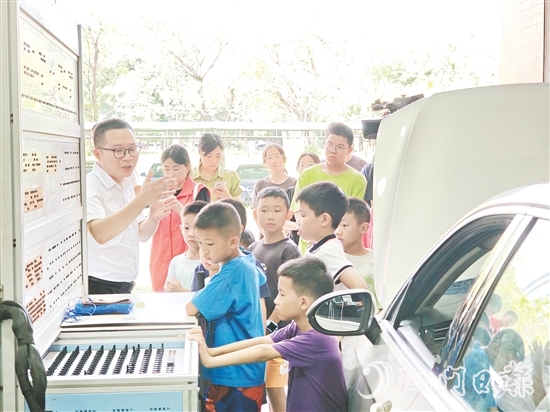 方镕城向社区居民普及新能源汽车知识。 方镕城向社区居民普及新能源汽车知识。