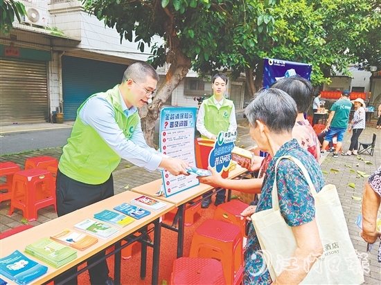 江门保险行业深入一线开展保险知识宣传活动。