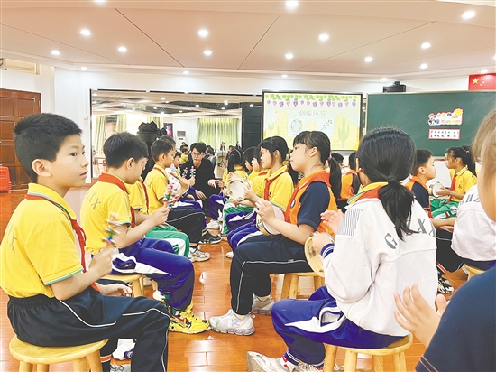 余杰聪以学生们喜闻乐见的方式,带领大家走进充满魅力的音乐世界。 余杰聪以学生们喜闻乐见的方式,带领大家走进充满魅力的音乐世界。