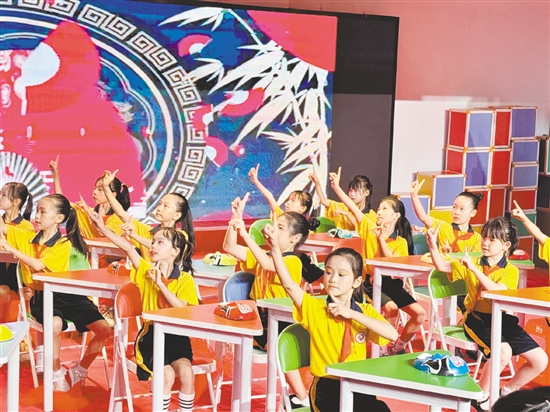 学生们在舞台上自信绽放，以多元形式展现艺术素养。