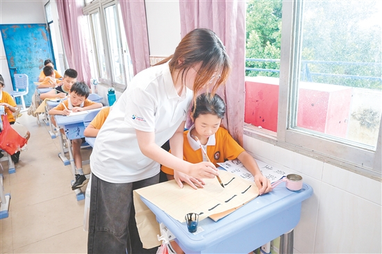 社会实践队队员指导学生练习硬笔、软笔书法。 社会实践队队员指导学生练习硬笔、软笔书法。