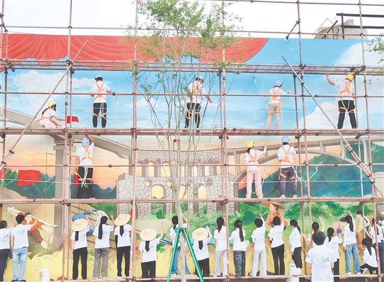 广东文艺职业学院设计与工艺美术学院的“百千万工程”突击队为鹤山市龙口镇创作大型壁画《红旗渠颂》。