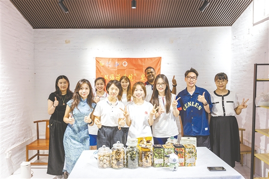 五邑大学的“双语话茶坑”实践团利用双语直播为新会区茶坑村的乡土特产打开销路。