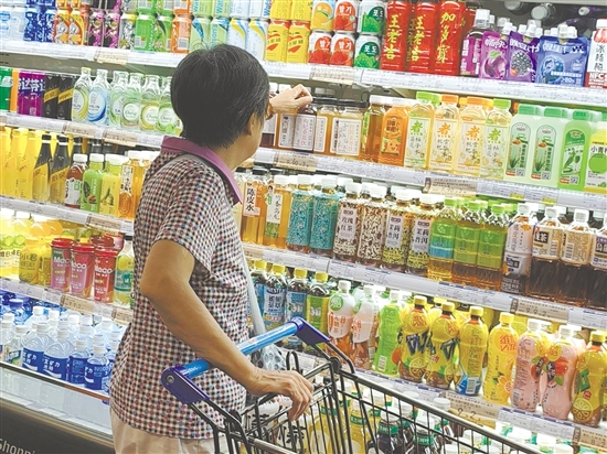 各大超市、便利店的货架醒目位置上摆放着瓶装草本茶饮。