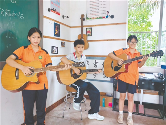 吉他课上,孩子们练习和弦指法。 吉他课上,孩子们练习和弦指法。