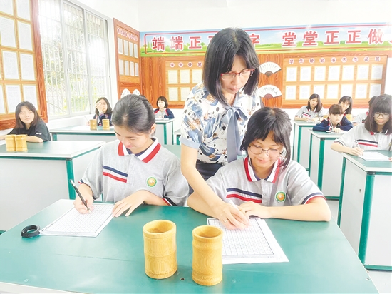 书法课上,孩子们端正坐姿,学习规范书写。 书法课上,孩子们端正坐姿,学习规范书写。