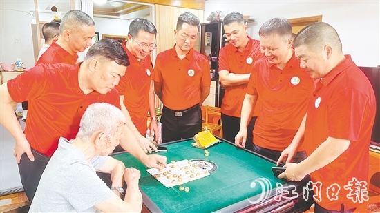 长沙商会会员与老兵下象棋。