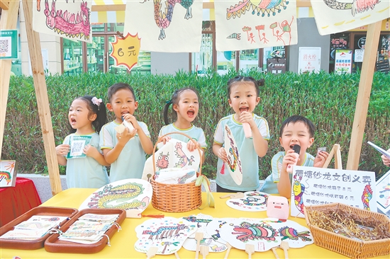 集市现场气氛热烈，“小掌柜”们热情叫卖。