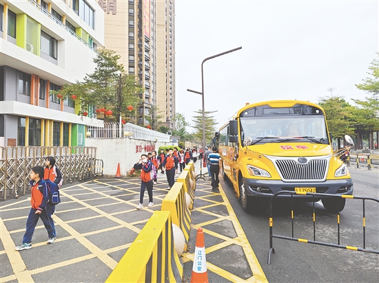 江门一中附属小学校园定制公交接送学生准时上下学。