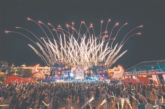 歌手后弦的演唱点燃了赤坎华侨古镇的热情，现场气氛热烈。