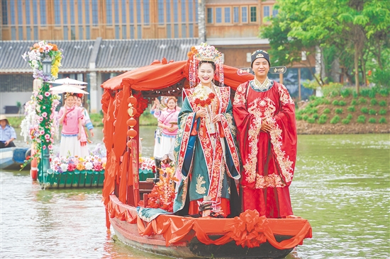 《岭南水上婚礼》让游客沉浸式体验“花船迎亲、拜堂成礼”的传统风俗。