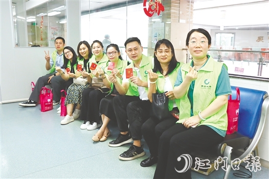 中国人寿江门分公司的保险从业人员组团参加献血活动。