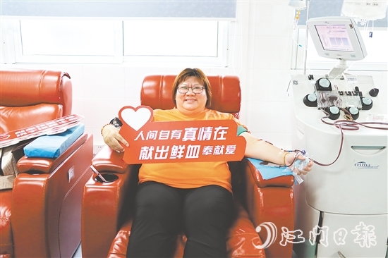 保险从业人员积极参加献血。