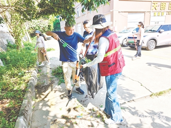 志愿者下沉一线开展清洁工作。