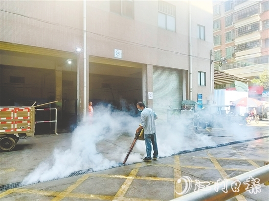 工作人员进行专业消杀。