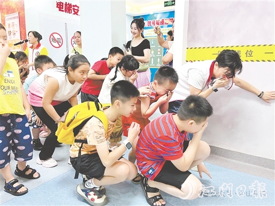 孩子们参加火灾逃生演练。