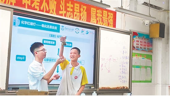 实践团成员为学生们带来《化学红绿灯》趣味实验,通过寓教于乐的方式,让科学的种子在学生们心中生根发芽。 实践团成员为学生们带来《化学红绿灯》趣味实验,通过寓教于乐的方式,让科学的种子在学生们心中生根发芽。