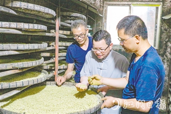 陈杰(中)深耕调味品行业30年,带领团队攻克多个技术难题,为企业发展打下坚实基础。 陈杰(中)深耕调味品行业30年,带领团队攻克多个技术难题,为企业发展打下坚实基础。