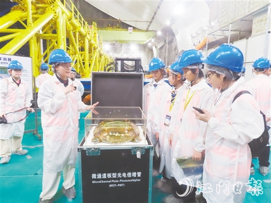 学生们步入直径35米的球形探测器核心区,聆听广东省研学旅行协会研学导师赖茵茵讲述江门中微子实验室建设过程中的故事。 学生们步入直径35米的球形探测器核心区,聆听广东省研学旅行协会研学导师赖茵茵讲述江门中微子实验室建设过程中的故事。