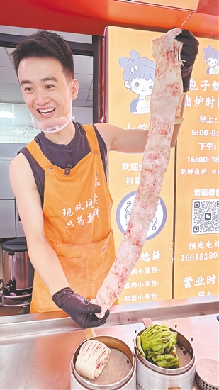 魏有锋展示玫瑰鲜花花卷。