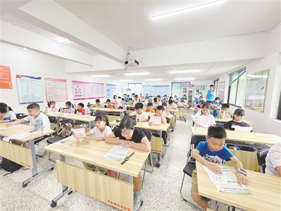 青少年认真学习基孔肯雅热防控知识。