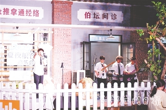 改造后的礼乐旧粮仓成为文化创意新地标，在此举办的夏夜音乐会勾起众多市民回忆。