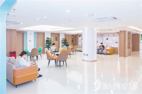 新会区人民医院口腔中心于今年6月投入使用。