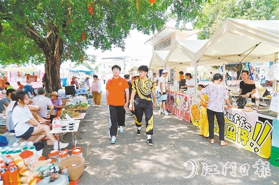参加完武术比赛后，队员们参观京梅村，感受当地文旅魅力。