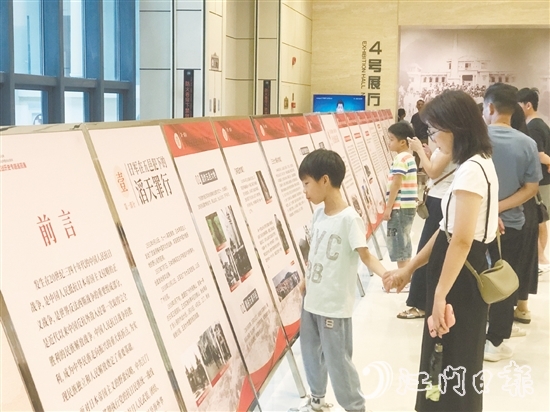 市民参观展览，从英雄事迹中汲取爱国爱乡的精神力量。