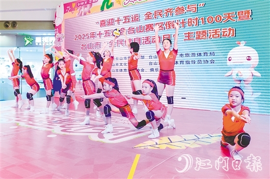 少儿舞蹈《排球小将》以灵动舞姿展现青少年对排球的热爱。