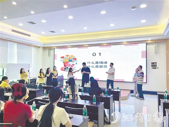 活动中，职工通过游戏掌握心理调节方法。