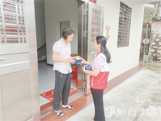 党员志愿者为群众免费发放防蚊灭蚊物资。