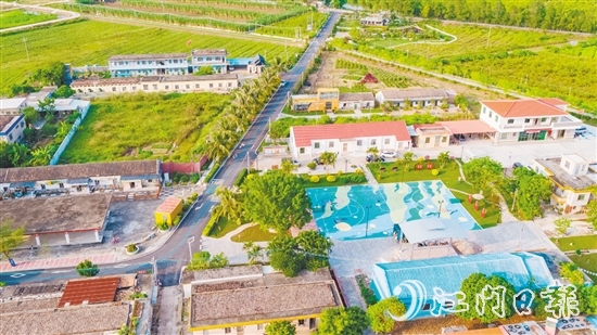 海宴镇南丰村着力建设东南亚风情文旅名村,绘就一幅生态美、产业兴、侨情浓的振兴画卷。 海宴镇南丰村着力建设东南亚风情文旅名村,绘就一幅生态美、产业兴、侨情浓的振兴画卷。