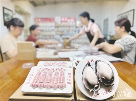 海鲜与美食主题文创新品将台山蚝的饱满、濑尿虾的灵动浓缩于方寸之间。 海鲜与美食主题文创新品将台山蚝的饱满、濑尿虾的灵动浓缩于方寸之间。