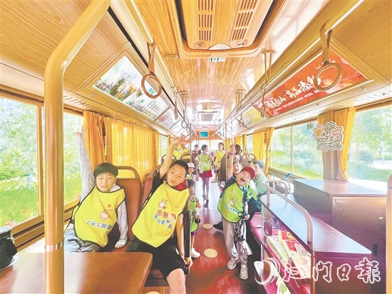 暑假期间，铛铛车吸引不少参加研学的学生乘坐。