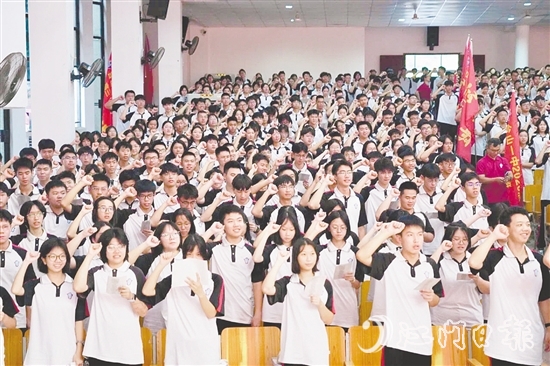 全体高三学子进行宣誓。