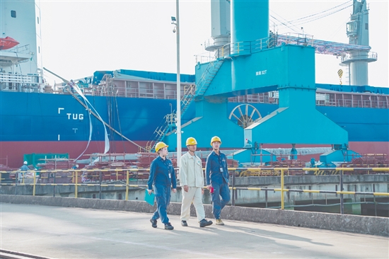 新会供电局工作人员到新会区海工装备制造基地开展用电检查。 新会供电局工作人员到新会区海工装备制造基地开展用电检查。