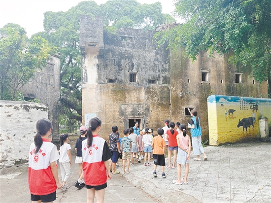 孩子们通过建筑了解古村落的历史。 孩子们通过建筑了解古村落的历史。