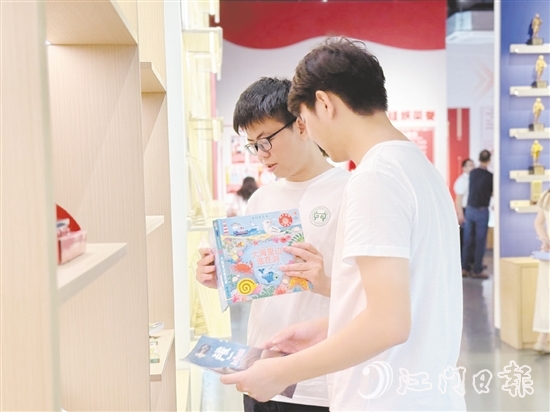 湖北大学师生走进鹤山龙头企业，了解鹤山产业发展情况。