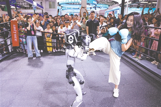 8月8日，宇树科技人形机器人在2025世界机器人大会上进行格斗表演。新华社发