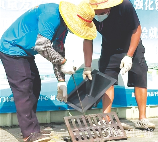 工人把“四防”装置固定在下水口。